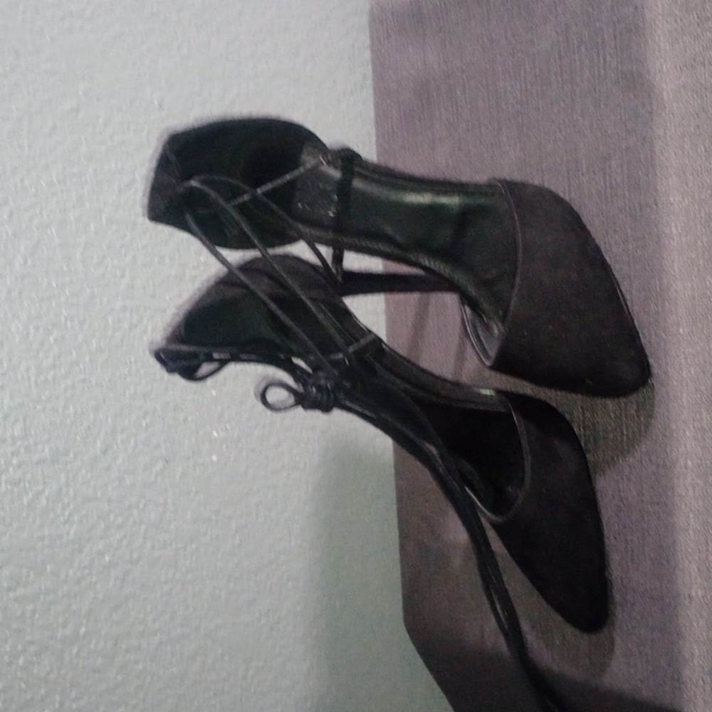 Closed pointed toe, wrap around ankle sandals. (Black)